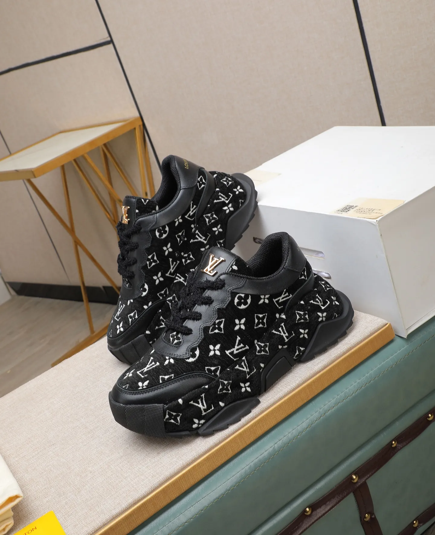 Men's shoes 💰600 LV are novel and fashionable, and the uppers are made of imported cowhide + LV special materials! Super trendy design! It’s eye-catching! The leather is soft, delicate, shiny and translucent, showing the ultimate in pure handcraftsmanship, and the mesh is soft, comfortable and breathable! Size: 39-44 (38 45 customized)